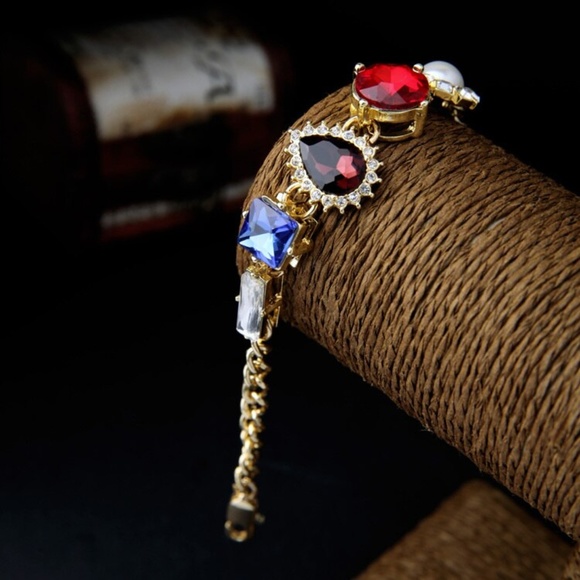 New Ivonne Destination Gold color Crystal Bracelet - Picture 2 of 5